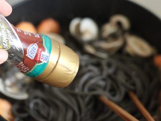 11、海鲜墨鱼汁意大利面,关火磨上适量黑胡椒