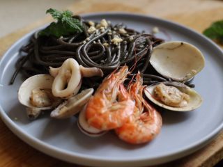 12、海鲜墨鱼汁意大利面,装盘，薄荷点缀，撒帕玛森芝士粉，即可