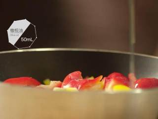 8、最浪漫的情人节特餐 米兰之吻,彩椒切条放入锅中，撒3g盐、3g黑胡椒、50ml橄榄油，在180摄氏度的烤箱中烤15分钟