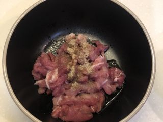 1、韩式拌饭,肉切条，洗干净沥干水，放入白胡椒粉，盐，料酒腌制15分钟