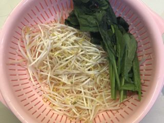 3、韩式拌饭,豆芽，菠菜洗干净沥干水