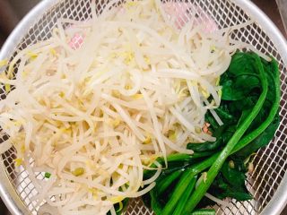 5、韩式拌饭,沥干水待用