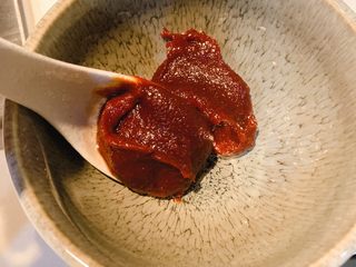 6、韩式拌饭,碗里放入2勺韩式辣酱