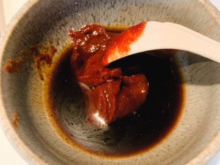 8、韩式拌饭,2勺生抽，搅拌均匀待用