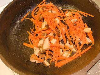 11、韩式拌饭,撒上盐调味，炒好后装出锅，待用