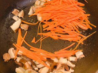 10、韩式拌饭,放入胡萝卜丝翻炒均匀