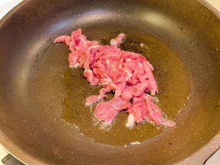 12、韩式拌饭,冷锅热油，放入腌制好的肉条翻炒至熟，装出待用