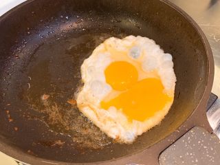 13、韩式拌饭,冷锅热油，敲入两个鸡蛋，煎至半熟装出锅