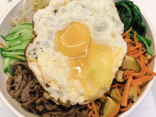 16、韩式拌饭,铺上煎好的鸡蛋，再淋上调好的韩式拌饭酱，搅拌均匀即可使用