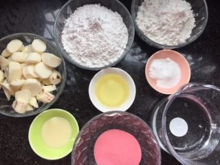 1、粉色少女的水晶汤圆,准备食材备用