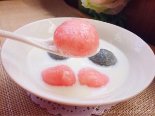3、粉色少女的水晶汤圆,过冷水倒入牛奶即可