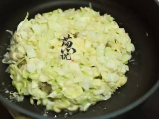 6、葱说 | 自由关西风大阪烧,平底锅内加少许油润锅。