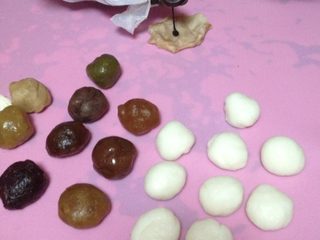 2、冰皮月饼,冰皮团 分十份 每份20g 月饼馅30g 