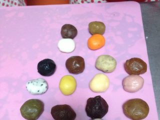 3、冰皮月饼,每个冰皮粉可以用不同的（南瓜 蓝莓 抹茶 巧克力等各种味道粉）揉匀 搭配不同口味馅（红豆 金桔 芝麻 云豆等）