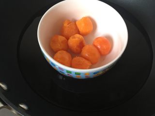 1、网红咸蛋黄肉松青团,咸蛋黄放锅中蒸熟。