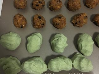 7、网红咸蛋黄肉松青团,分成50克一个的小团。