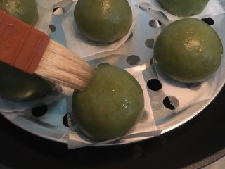 11、网红咸蛋黄肉松青团,放到常温表面刷上少许玉米油，用保鲜膜包裹好，要吃的时候微波炉加热30秒就可以了。
