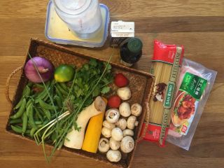 1、蘑菇浓汤(奶油)培根意面,备齐材料