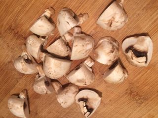 3、蘑菇浓汤(奶油)培根意面,煮面的同时蘑菇切块