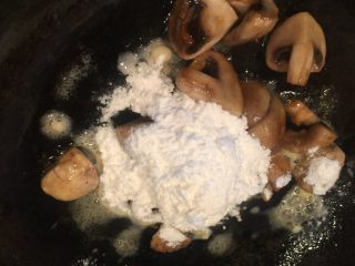 5、蘑菇浓汤(奶油)培根意面,蘑菇炒至四五分熟下两勺面粉拌匀翻炒