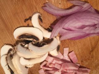 9、蘑菇浓汤(奶油)培根意面,另取洋葱,蘑菇,培根切碎