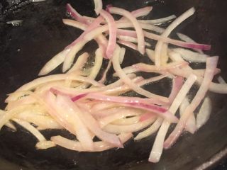 10、蘑菇浓汤(奶油)培根意面,另起一锅加黄油,先下洋葱翻炒至发软