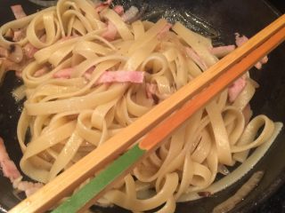 13、蘑菇浓汤(奶油)培根意面,菜炒熟后捞出面条一起翻炒,加入适当口感的盐