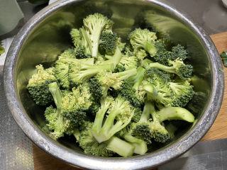 2、蒜蓉西兰花,西兰花切去根部,切小朵,小一点不要太大