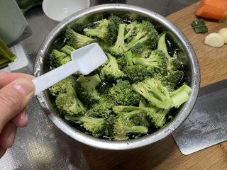 3、蒜蓉西兰花,盆中加水没过西兰花,加一茶匙食盐浸泡10分钟