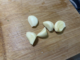 4、蒜蓉西兰花,蒜剥皮洗净