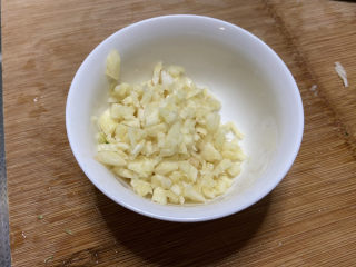 5、蒜蓉西兰花,切蒜蓉