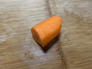 6、蒜蓉西兰花,胡萝卜削皮洗净