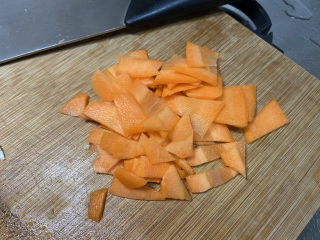 7、蒜蓉西兰花,胡萝卜切薄片