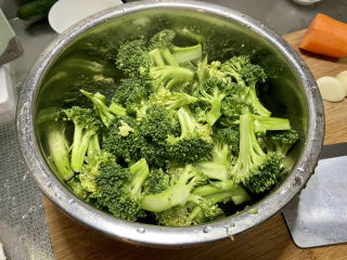 8、蒜蓉西兰花,盐水浸泡后清洗沥水备用