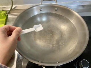 9、蒜蓉西兰花,坐锅烧水,水开加少许盐