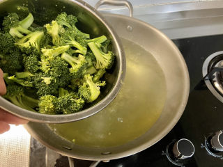 11、蒜蓉西兰花,加入西兰花,焯水一分钟