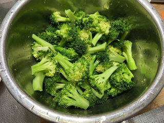 12、蒜蓉西兰花,捞出过凉后沥水备用