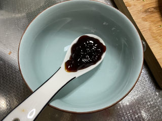 13、蒜蓉西兰花,准备调味汁,一汤匙蚝油