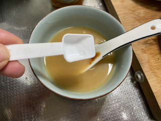 17、蒜蓉西兰花,少许清水,搅拌均匀,尝下咸淡,根据个人口味添加少许食盐定味