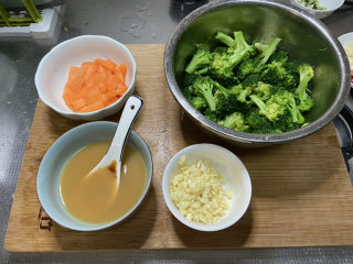 19、蒜蓉西兰花,全部食材准备好