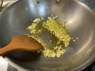 20、蒜蓉西兰花,热锅冷油,下蒜末,小火煸香