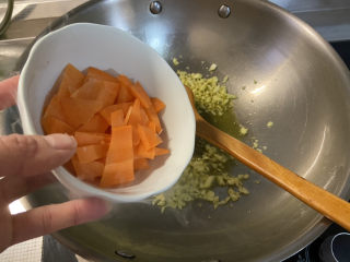 21、蒜蓉西兰花,下胡萝卜片中小火煸炒半分钟