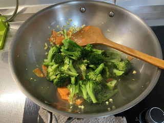 22、蒜蓉西兰花,转中大火,下西兰花,翻炒一分钟