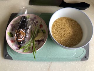 2、黄海遨游益“肾&心”➕热乎乎海参小米粥,食材合照：小米150g，姜一小块，小葱两颗，海参两个（拿了一个觉得少了，又加了一个）