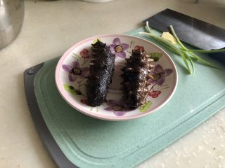 4、黄海遨游益“肾&心”➕热乎乎海参小米粥,从冰箱里取出海参，化冻。清洗备用。阿晨用的是已经处理好煮熟的海参