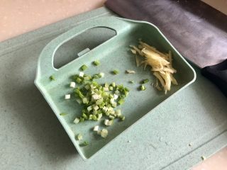 6、黄海遨游益“肾&心”➕热乎乎海参小米粥,姜切细丝，小葱切末