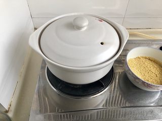 10、黄海遨游益“肾&心”➕热乎乎海参小米粥,在珐琅锅或砂锅或汤锅里加入适量的清水，基本小米和水的比例是1:15，先不要放入小米，先开火把水煮开，泡发小米的水可以一起倒入。