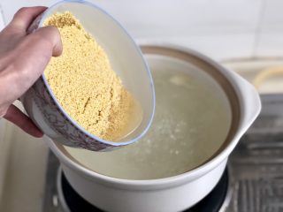 11、黄海遨游益“肾&心”➕热乎乎海参小米粥,水煮开后，转中火，加入小米，搅拌下