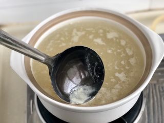 12、黄海遨游益“肾&心”➕热乎乎海参小米粥,保持中火，撇去浮末