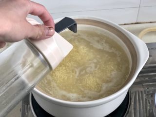 13、黄海遨游益“肾&心”➕热乎乎海参小米粥,加入几滴味道不重的食用油，可以让粥米更滑糯